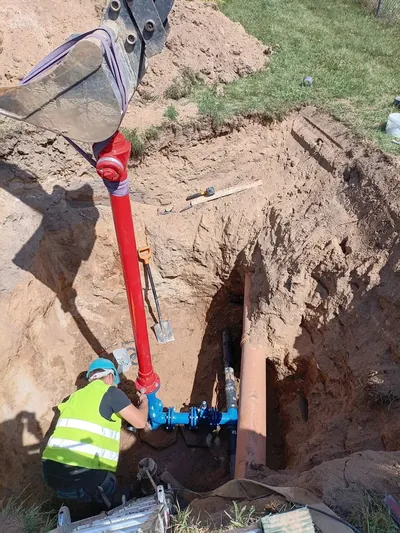 Nowe złącza instalacji przeciwpożarowej w trakcie montażu